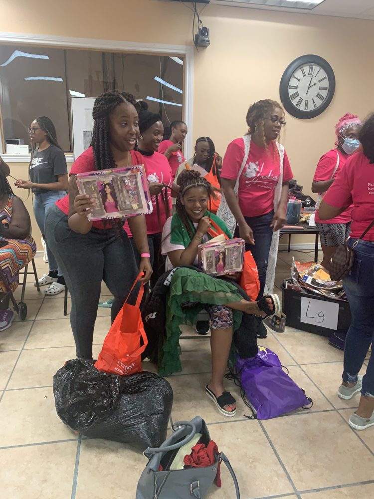 Ladies of Zion volunteers